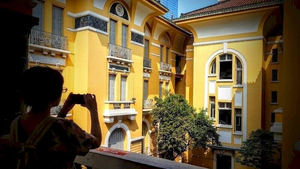 At the Ho Chi Minh City Museum of Fine Arts, visitors can take photos on the balcony - a popular photography spot